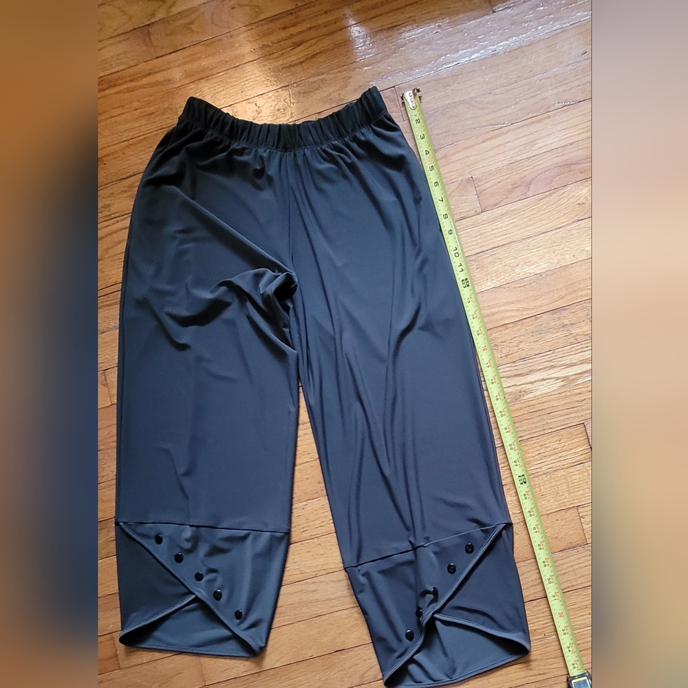 Sun Kim  Capris XS Elastic Waist Button Accents